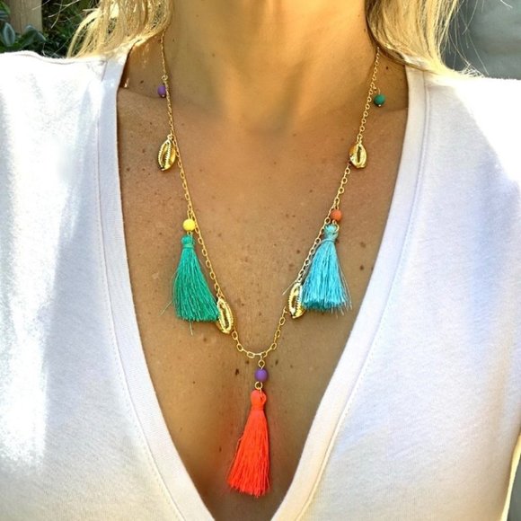 🎉🛍 Sold! HP Gold Cowrie shell Tassel Necklace - Picture 2 of 9